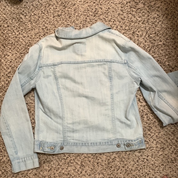 Womens light wash blue jean jacket. worn 3x size large - Picture 2 of 2